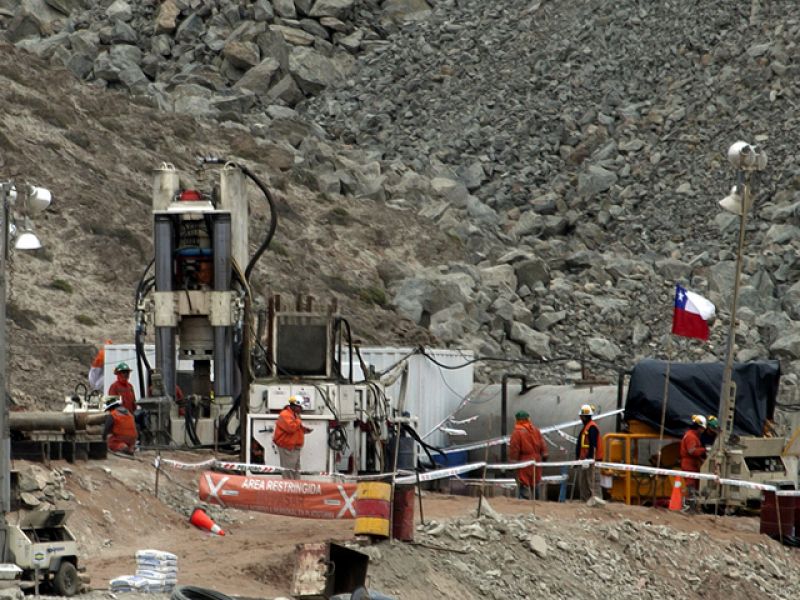 Los mineros chilenos reciben su primera comida caliente, sin alcohol ni frijoles