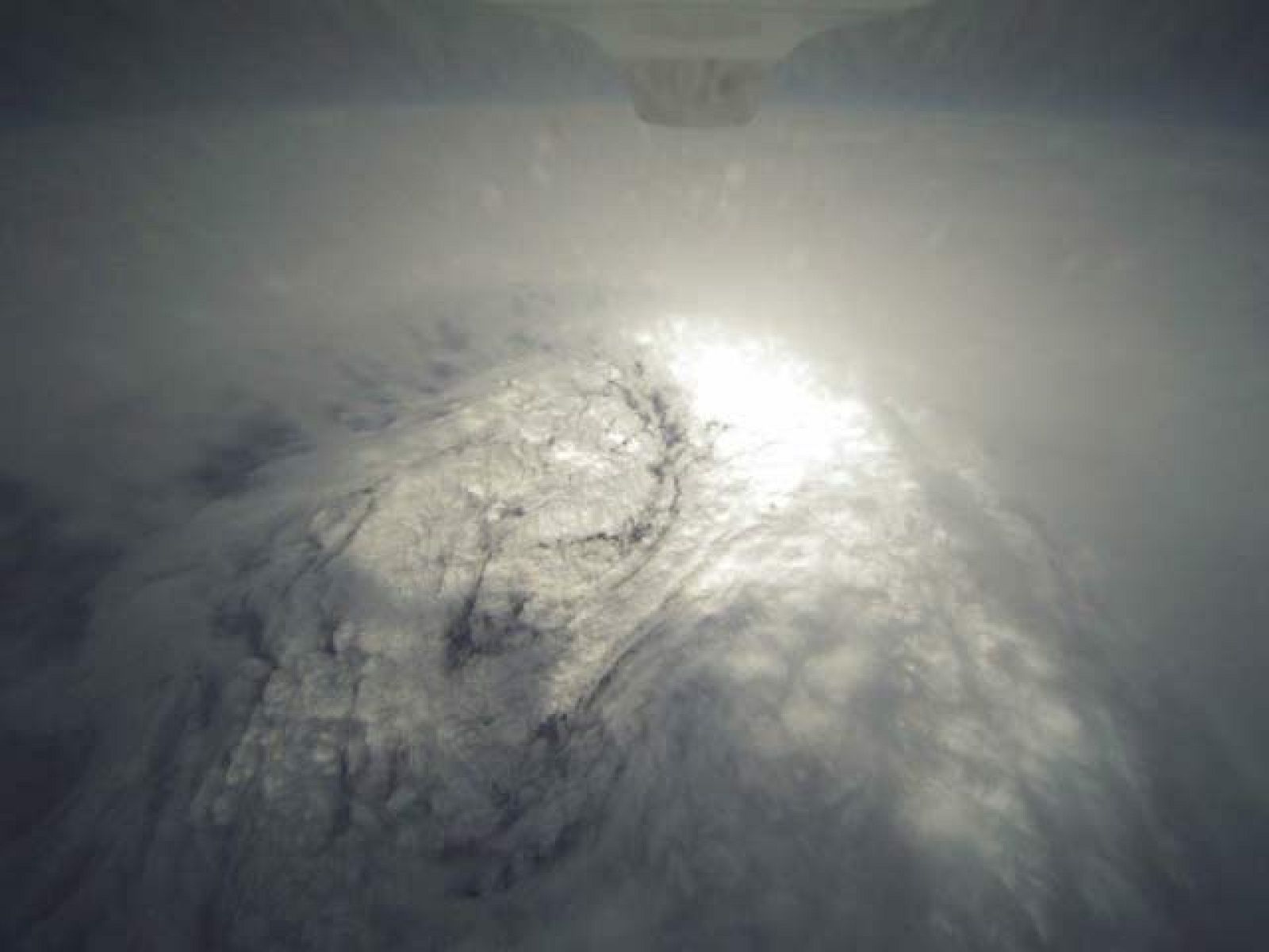 El huracán Earl llega a las costas de Carolina del Norte ya debilitado aunque ha provocado lluvias, fuertes vientos y grandes olas.