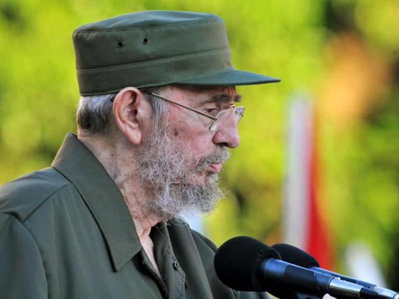 Fidel Castro aguanta 45 minutos en pie en su primer discurso público en cuatro años
