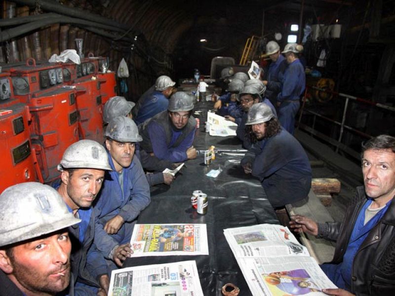 Medio centenar de mineros se encierran en un pozo para protestar por el impago de sus nóminas