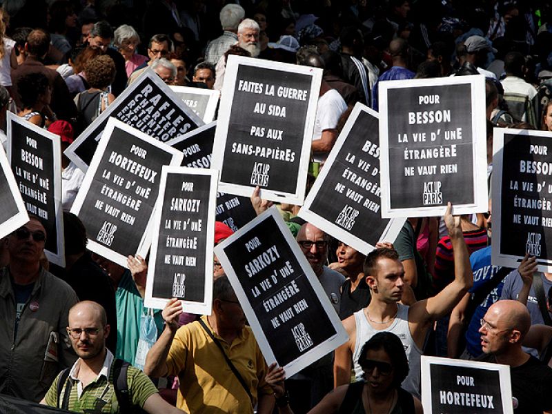 Miles de personas se manifiestan contra las expulsiones de gitanos en Francia