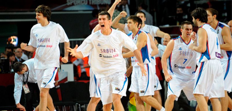 Serbia vence a Croacia en un final trepidante