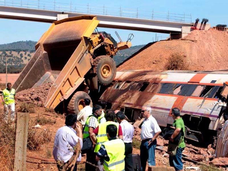 Dos muertos y al menos tres heridos al colisionar un tren con un camión en un pueblo de Badajoz