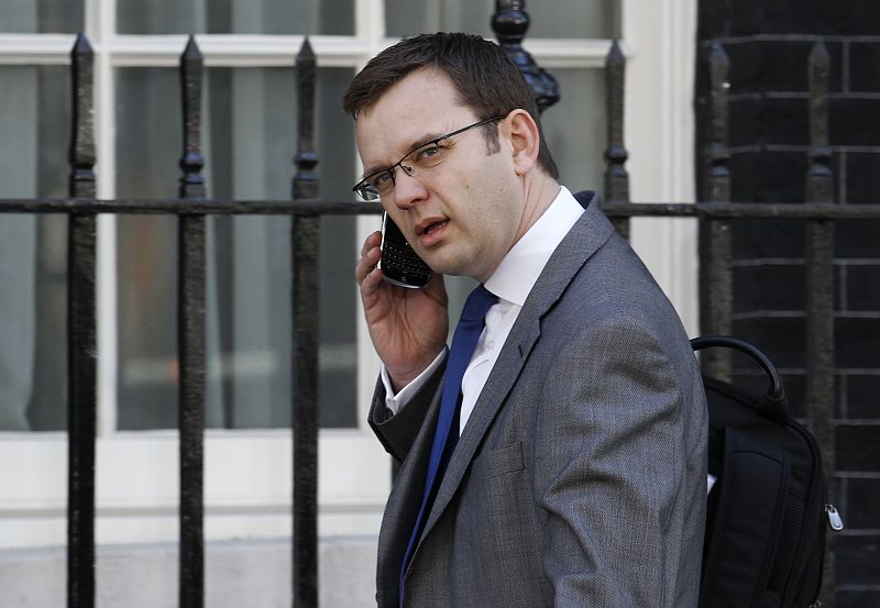 Los pinchazos telefónicos ponen contra la pared al jefe de prensa del primer ministro británico