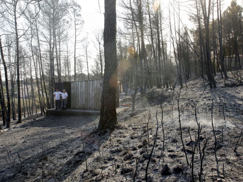 El fuego cerca el casco histórico de un pueblo de Valencia y obliga a desalojar a los vecinos