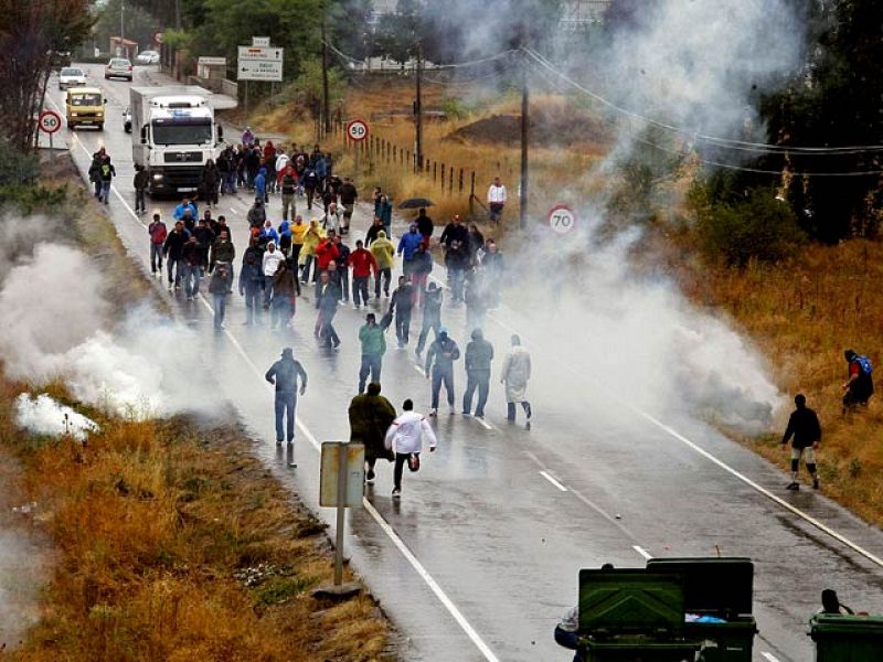 Medio centenar de mineros corta durante más de una hora la autopista AP-66 en León