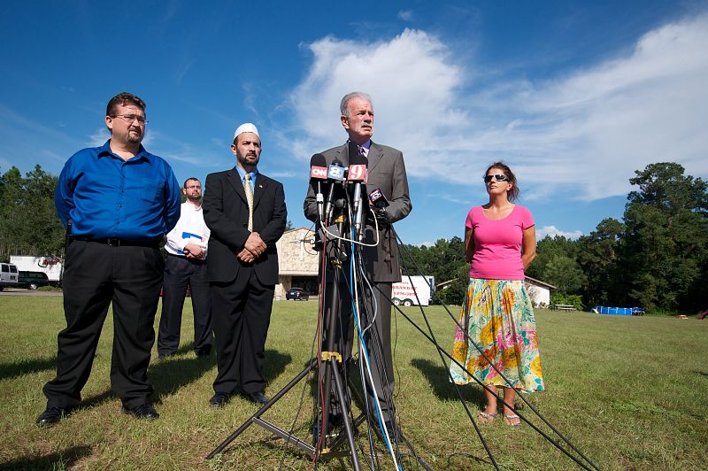 El pastor de Florida anula la quema de ejemplares del Corán en el aniversario del 11- S