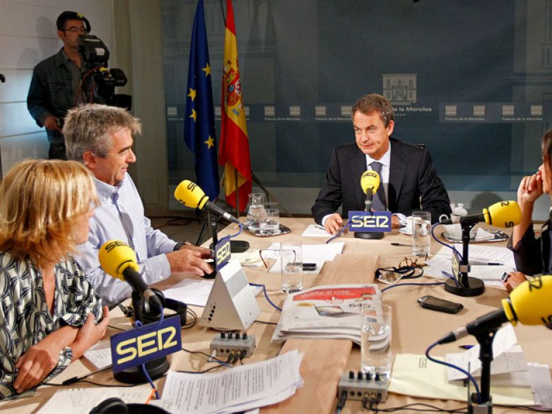 Zapatero dice que no ha traicionado sus principios con la reforma laboral y que no habrá más recortes