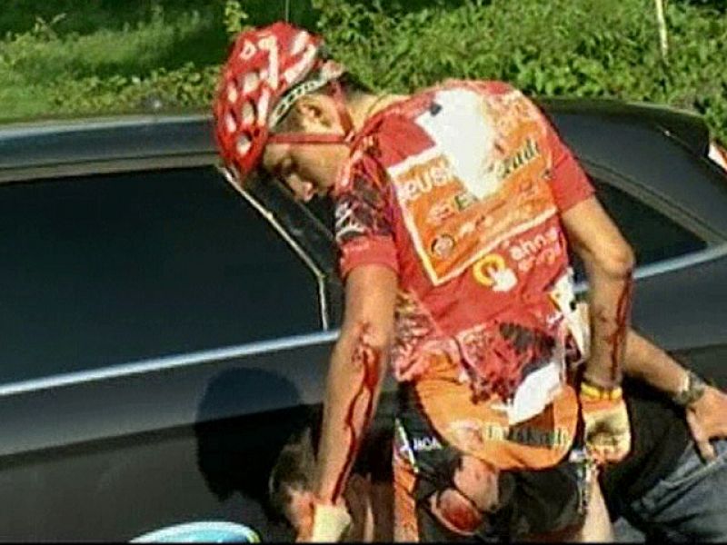 El líder de la Vuelta, Igor Antón, dice adiós por una caída a 6 kilómetros de la meta