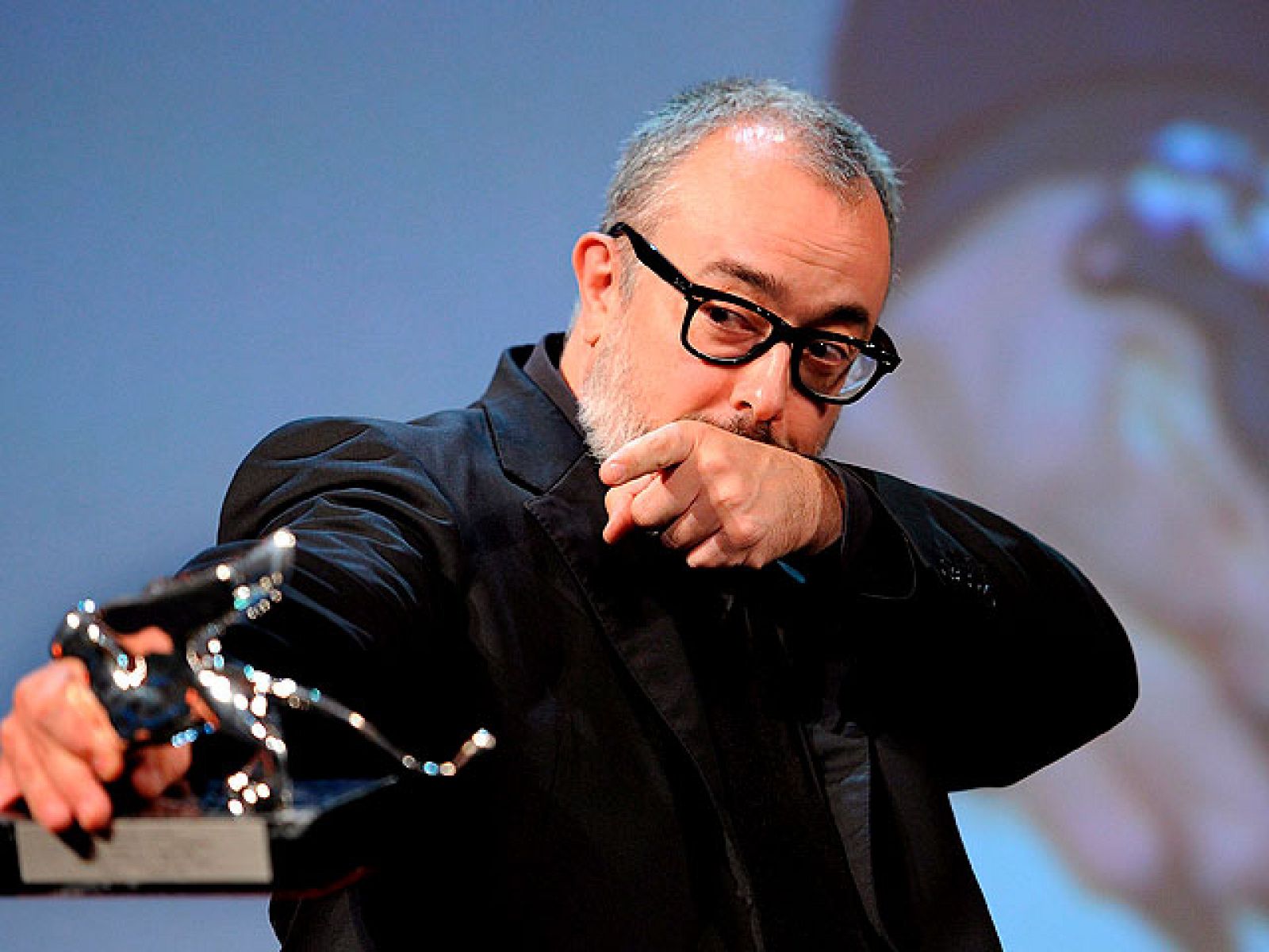 Alex de la Iglesia arrasa en Venecia con su 'Balada triste de trompeta' | Ver