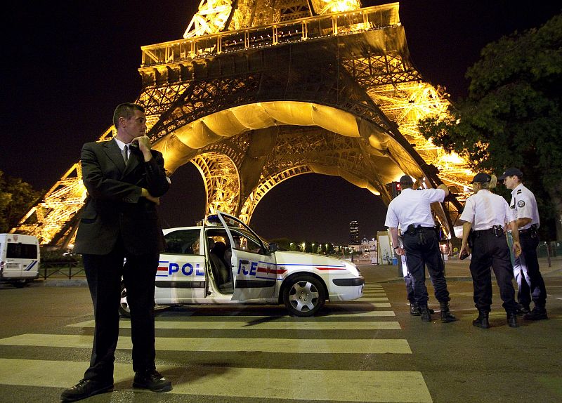 Falsas amenazas de bomba obligan a desalojar la Torre Eiffel y una estación en París