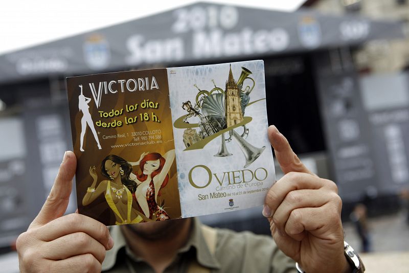 Oviedo incluye publicidad de un club de alterne en los folletos de sus fiestas