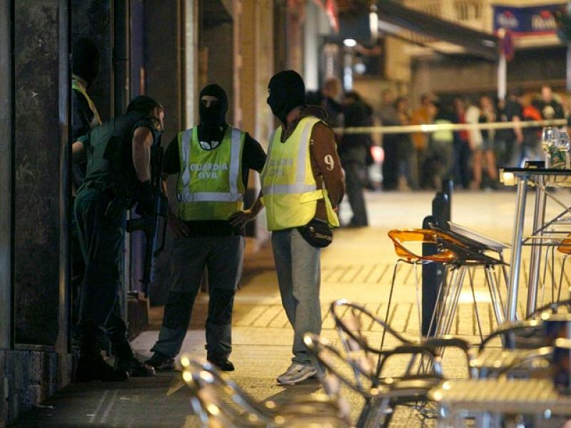 La Guardia Civil registra una herriko taberna en Eibar en relación con la operación de Ekin