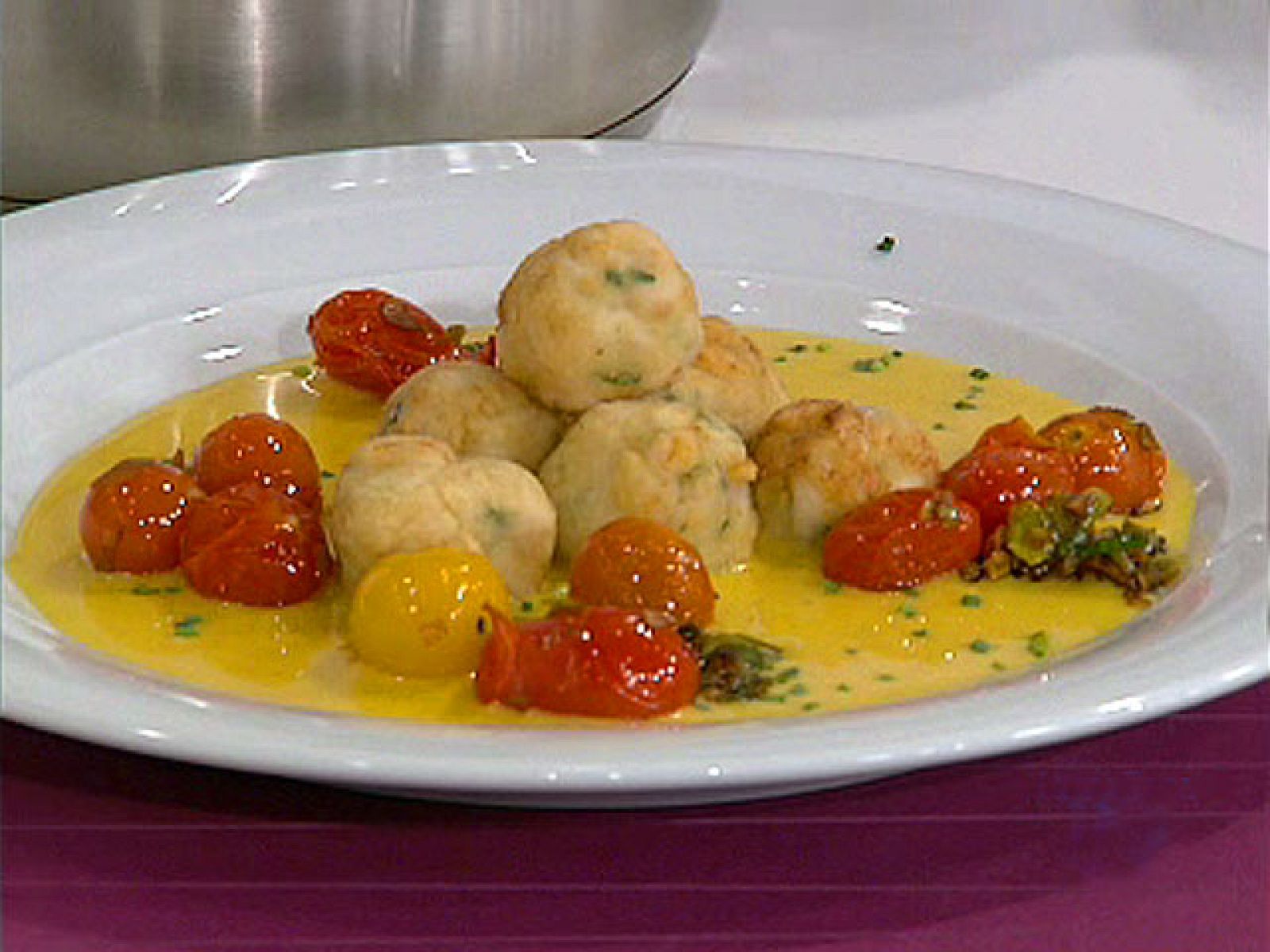 Saber cocinar - Albóndigas de ave en salsa de azafrán - RTVE Cocina | Ver