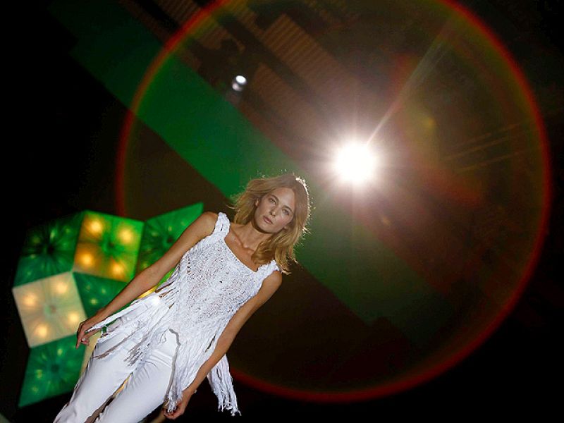 Sita Murt: armonía de tejidos, colores y sombras para un estilo natural