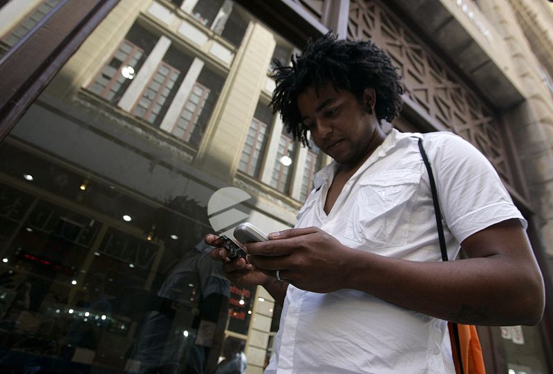 Los cubanos compran con avidez sus primeros teléfonos móviles