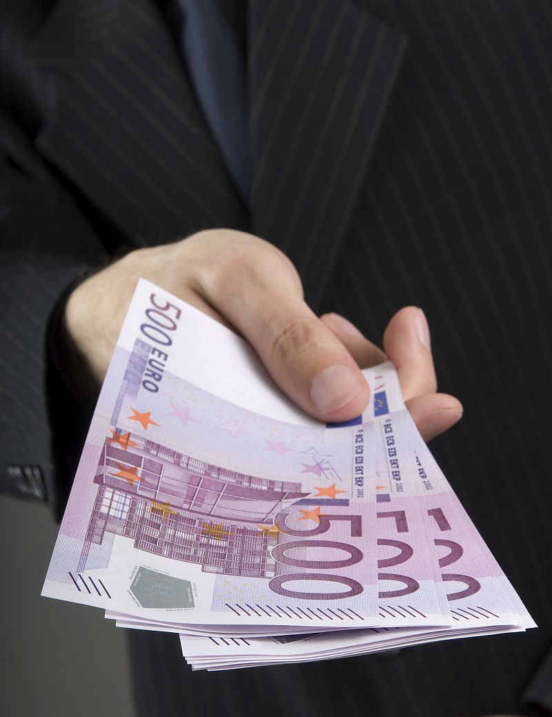 El Tesoro coloca más de 7.000 millones en Letras a 12 y 18 meses pero aumenta la tasa de interés