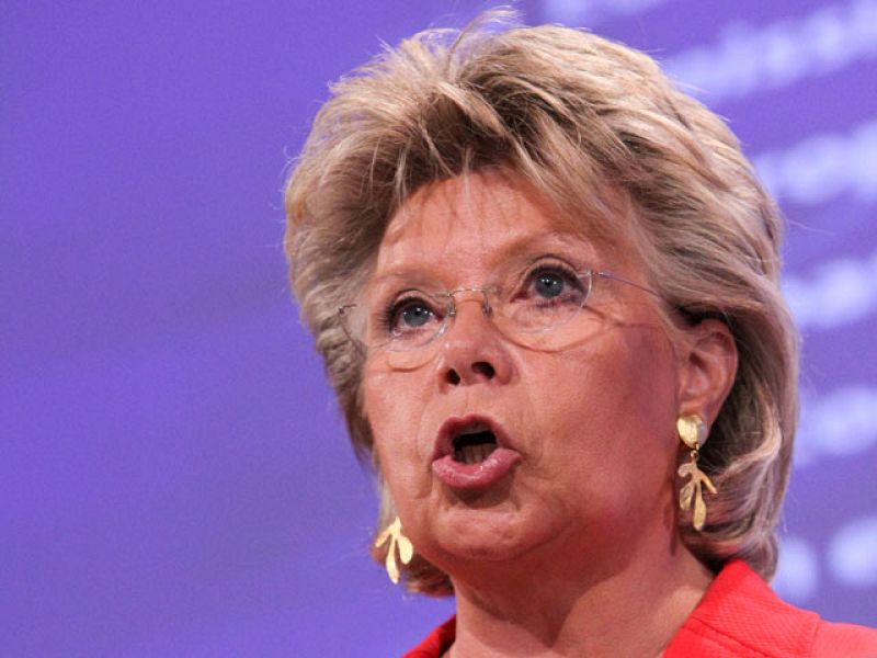 Reding se ve "reforzada" en la Comisión y ve "indicios sólidos" contra Francia