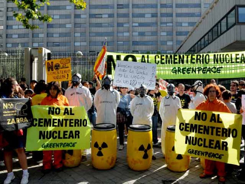 Más de 1.000 personas se concentran frente a Industria contra el cementerio nuclear en Zarra