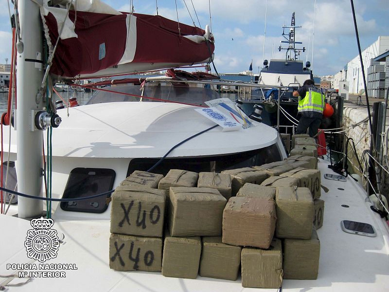 La Policía Nacional intercepta un catamarán en alta mar con 3.200 kilos de hachís