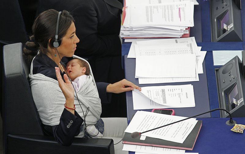 Una eurodiputada vota con su recién nacido para protestar por las dificultades de conciliación