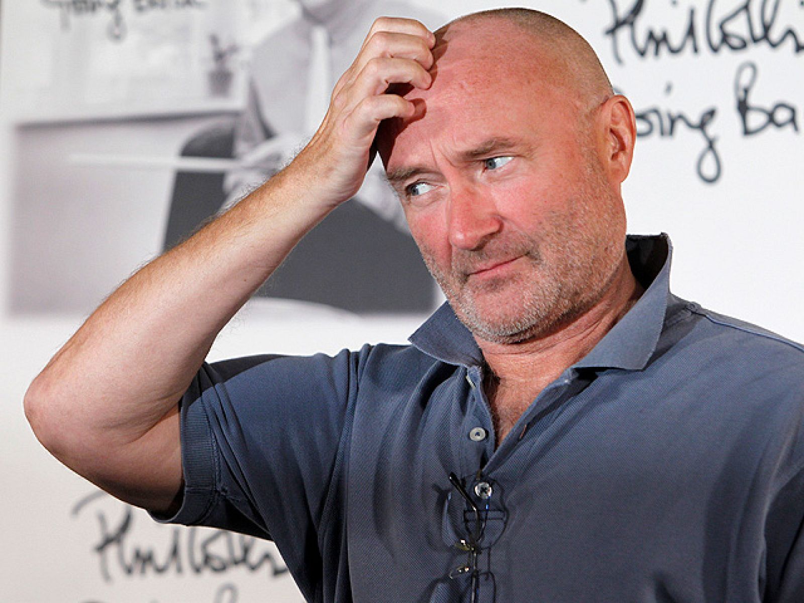 Lleva 40 años en el mundo de la música. Y ahora, con 59, Phil Collins, retirado de las giras y casi de los escenarios, presenta nuevo disco: " Going Back". Es una vuelta al pasado con éxitos de la Motown. El músico inglés está hoy en Madrid