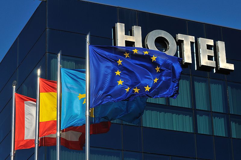 Los hoteles "hacen el agosto" con un 70% de ocupación y continúan bajando sus precios