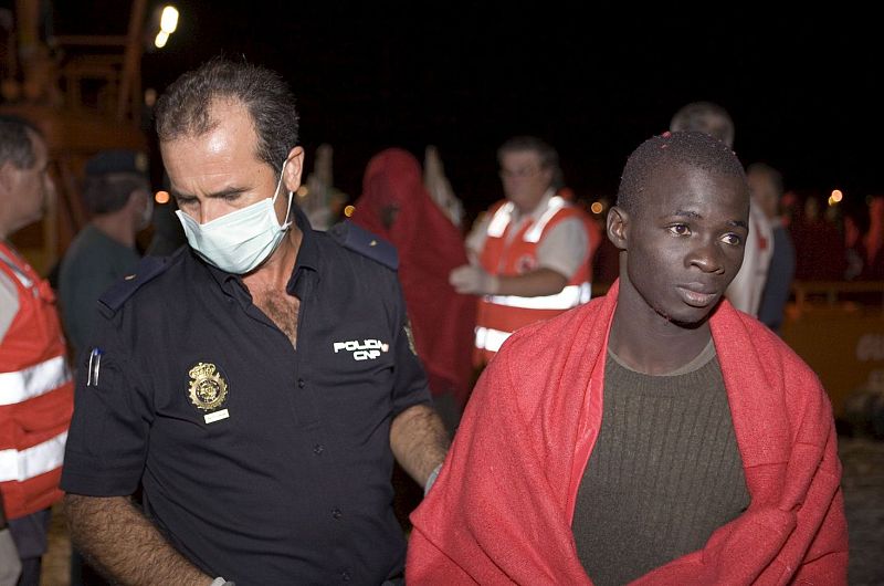 En lo que va de año llegan a las costas españolas la mitad de inmigrantes que en 2009