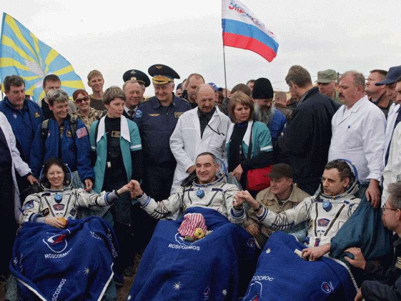La nave Soyuz llega a la Tierra con un día de retraso