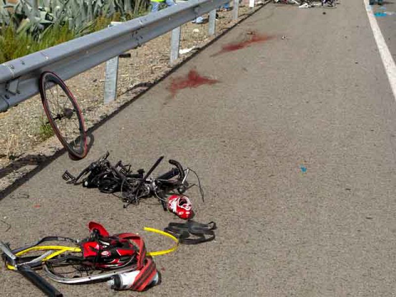 Mueren dos ciclistas y otros cuatro resultan heridos en un choque contra un turismo en Sevilla