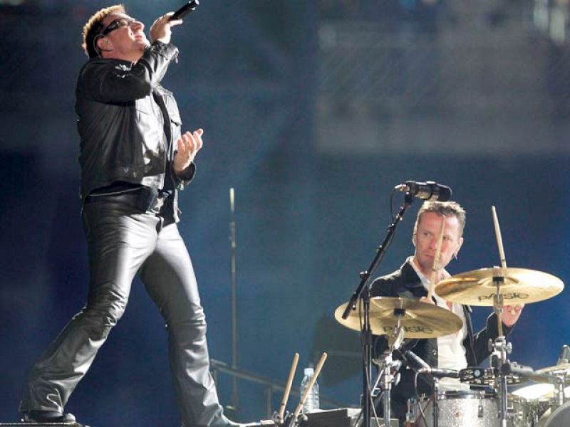 U2 encandila con su espectáculo a 45.000 personas en San Sebastián