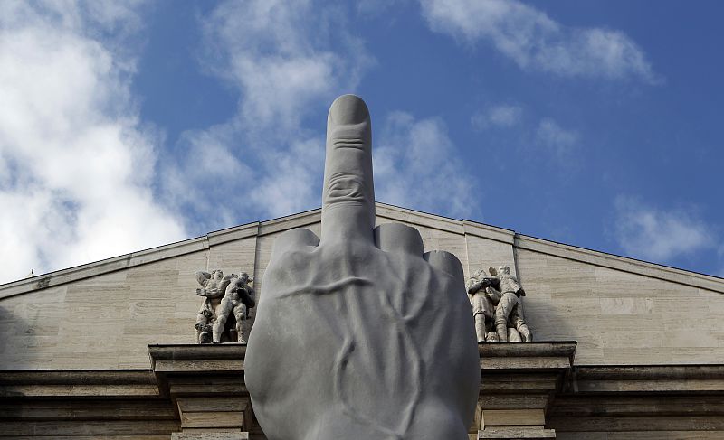 Una escultura 'con mensaje' siembra la polémica en el corazón financiero de Italia