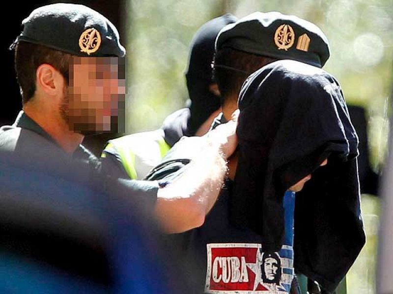 La Guardia Civil halla más de 100 kilos de material para explosivos y un coche robado en 2001