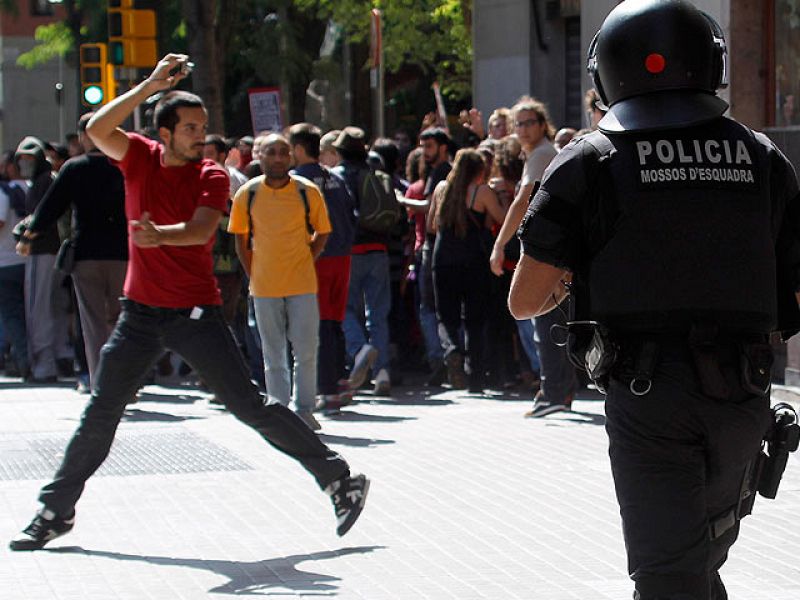 Desalojan a los 'okupas' de la sede de Banesto de Barcelona, que ocultan a causantes de destrozos