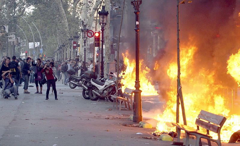 Los 'antisistema' convierten las calles de Barcelona en un campo de batalla en la huelga