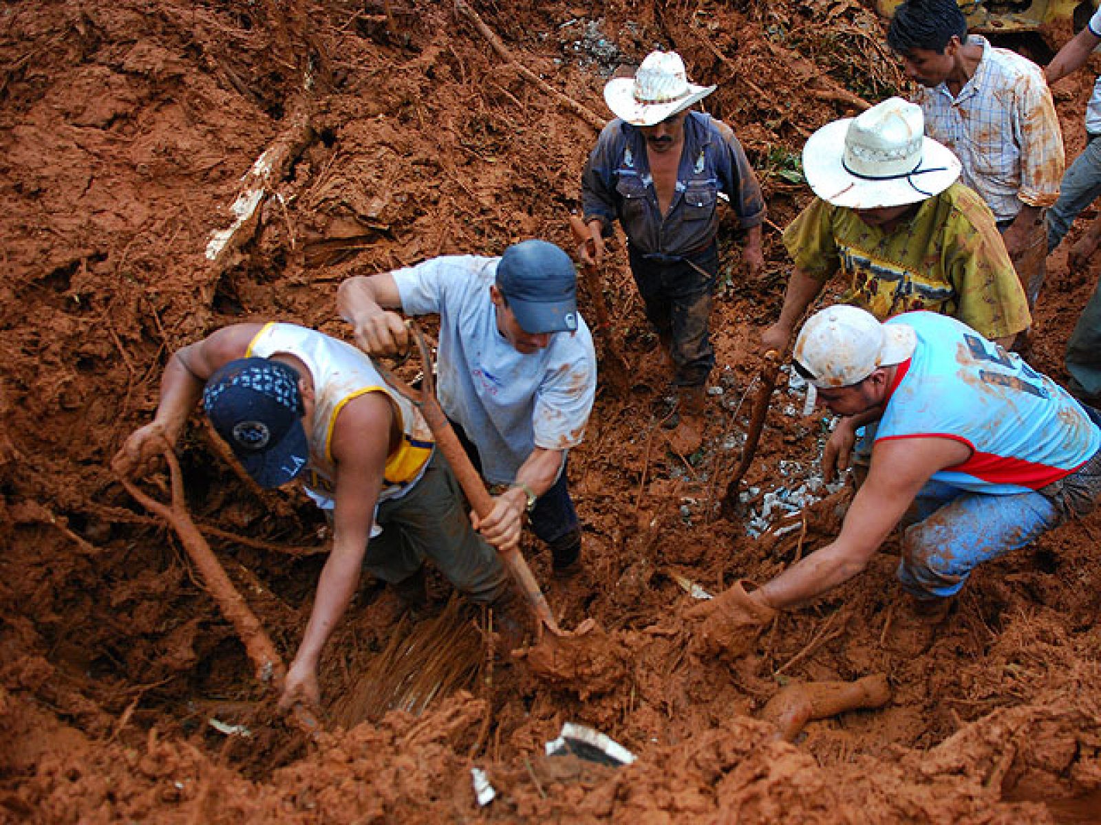 Los deslizamientos de tierra se sueceden en el sur de México por las fuertes lluvias de los últimos días. Al desprendimiento de Oaxaca se suma en las últimas horas otro en Chiapas. Al menos 20 personas han muerto por los derrumbes (30/09/2010).