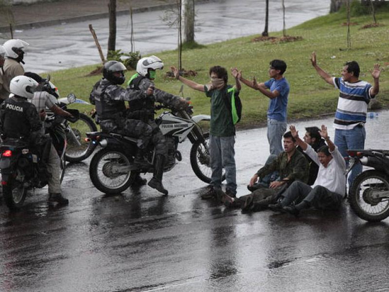 Los militares liberan a Correa en medio de un tiroteo con policías