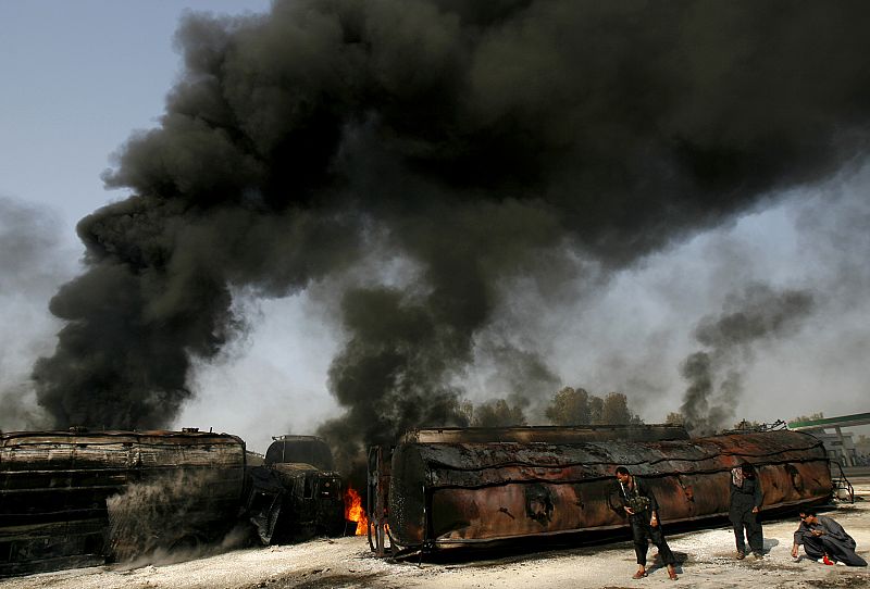 Milicianos incendian 27 vehículos de la OTAN en Pakistán en pleno roce con Islamabad