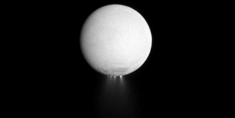 La luna helada de Saturno, 'a propulsión'