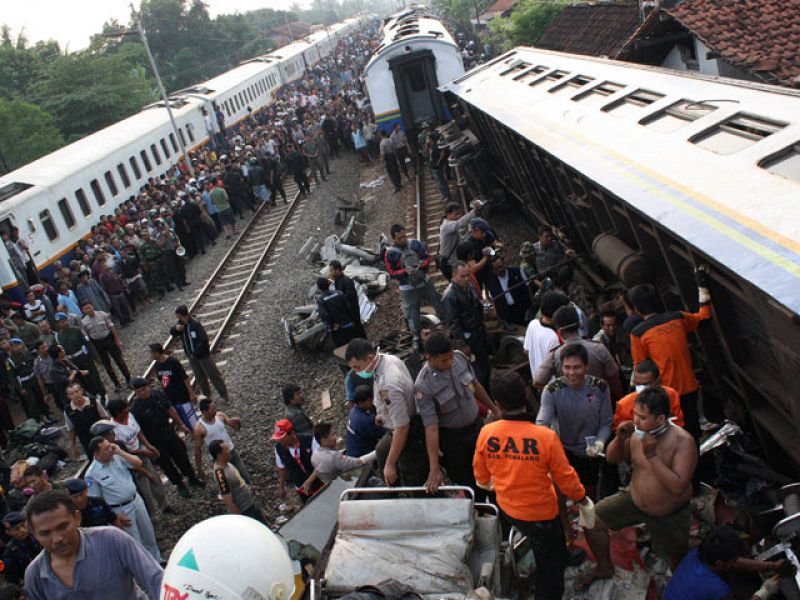 Al menos 36 muertos en un choque de dos trenes en Indonesia