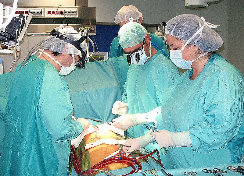 Implantan a un joven italiano el primer corazón artificial permanente