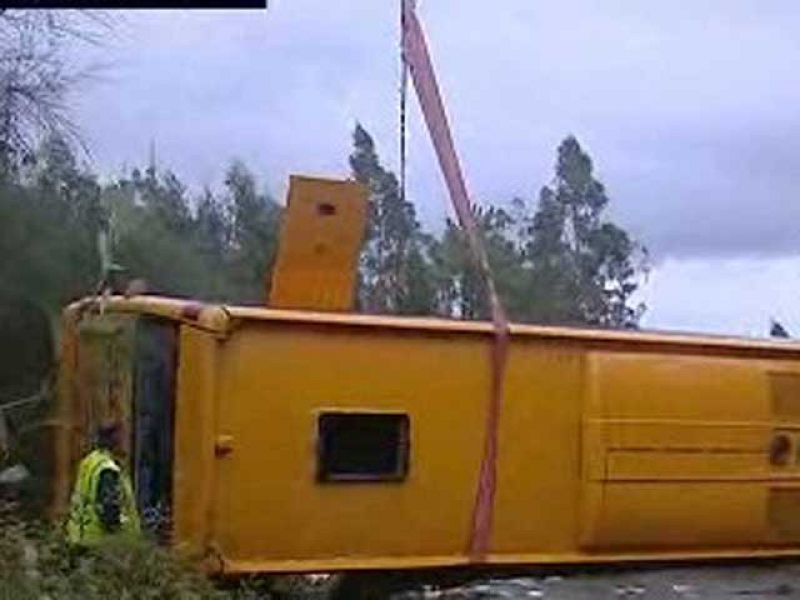 Un muerto y 25 heridos al volcar un autobús en Pontevedra