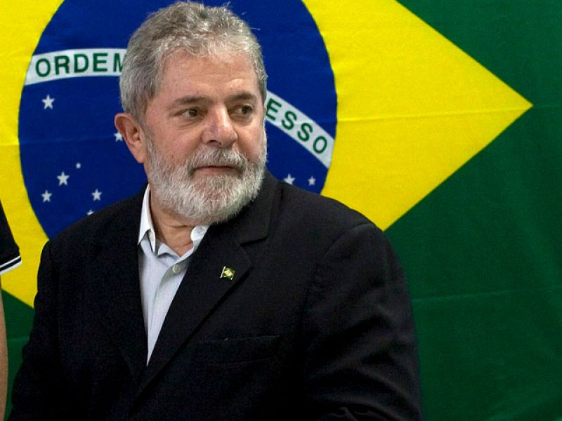 Lula vota a la espera de que su candidata se convierta en la primera mujer presidente de Brasil