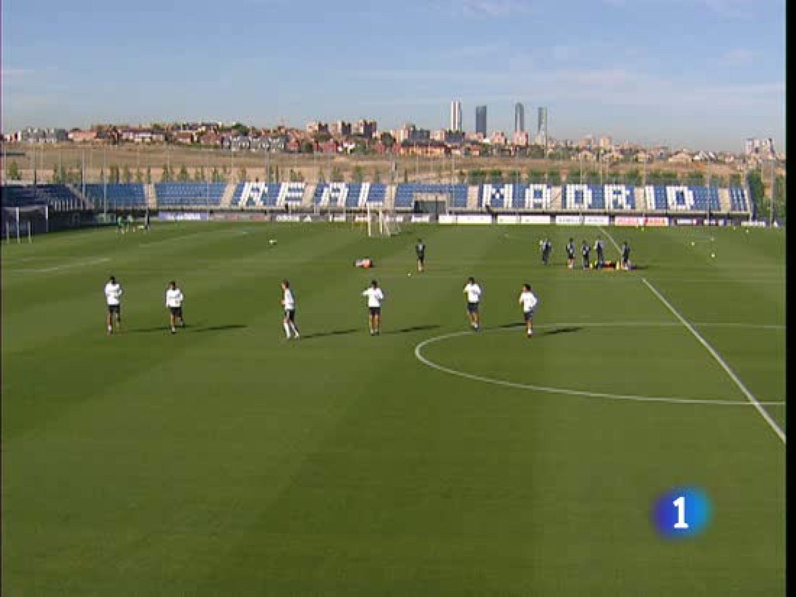 Con sólo ocho jugadores a las órdenes del entrenador, Jose Mourinho, por el éxodo de los internacionales, el Real Madrid volvió a un entrenamiento bajo mínimos en el que los apartados físico y técnico fueron los protagonistas.