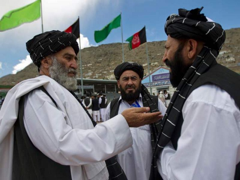 Afganistán reconoce contactos con líderes talibanes para negociar el final de la guerra