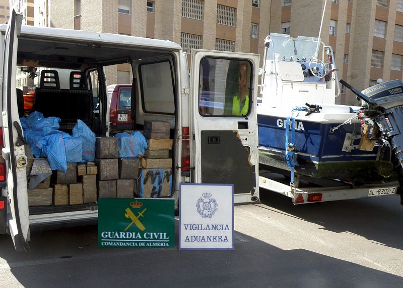 La Guardia Civil desarticula dos bandas y se incauta de 3.600 kilos de hachís en Almería