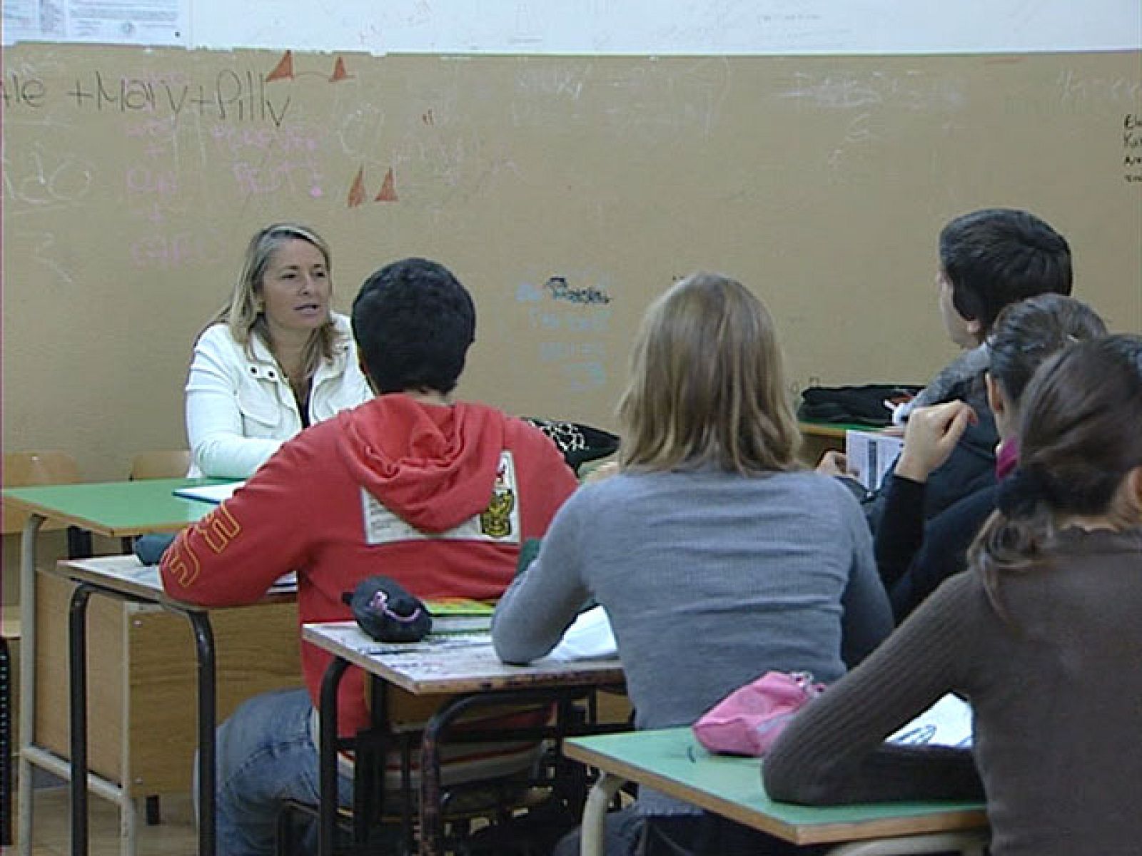 Habrá publicidad en pupitres, sillas y paredes de algunos colegios públicos de Italia | Ver