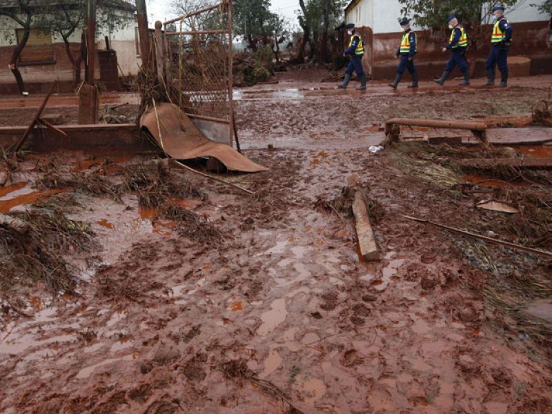 El lodo tóxico en Hungría alcanza el río Danubio mientras destruye los ecosistemas a su paso