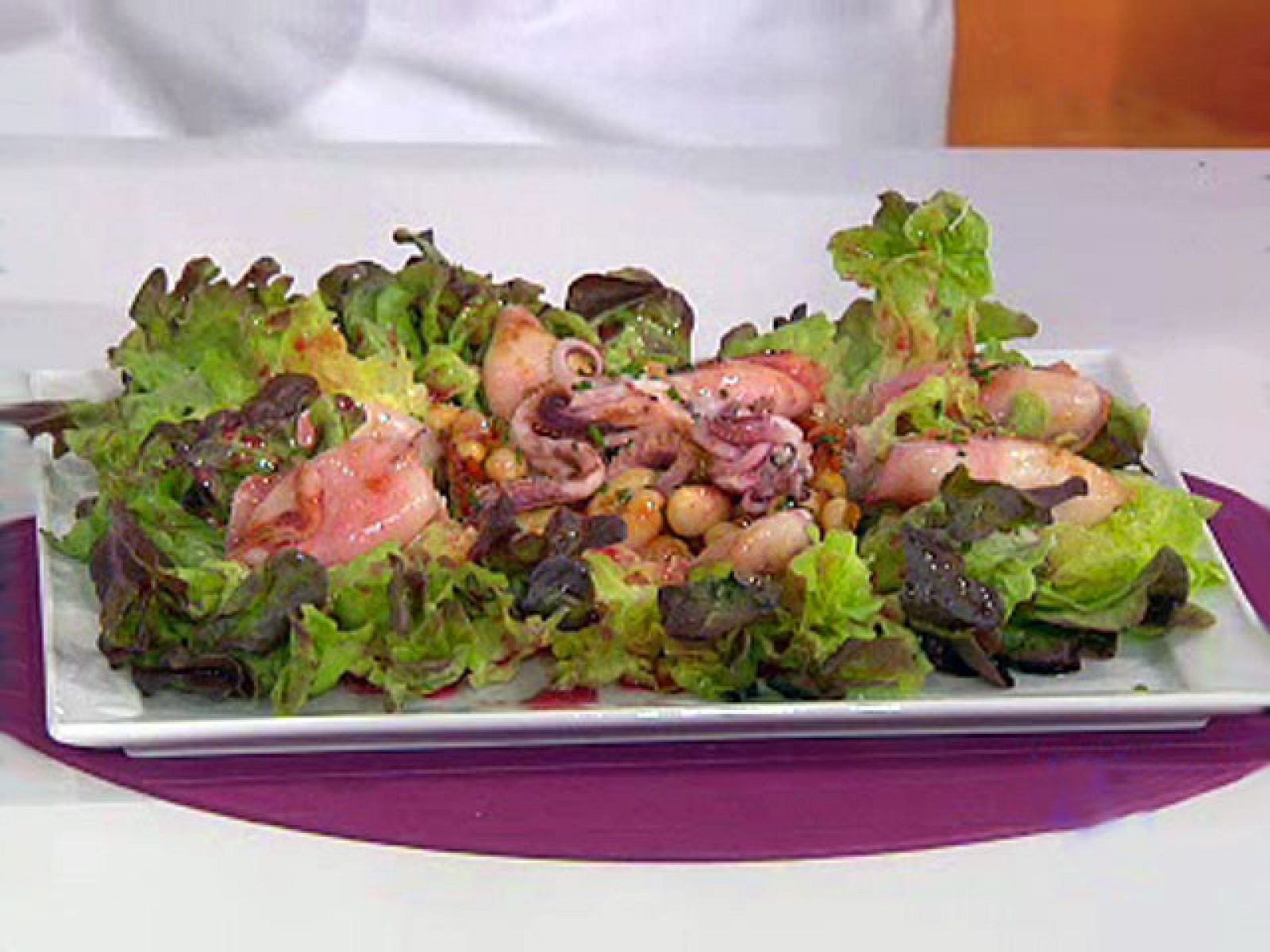 Saber cocinar - Ensalada templada de judías blancas y chipirones - RTVE Cocina | Ver