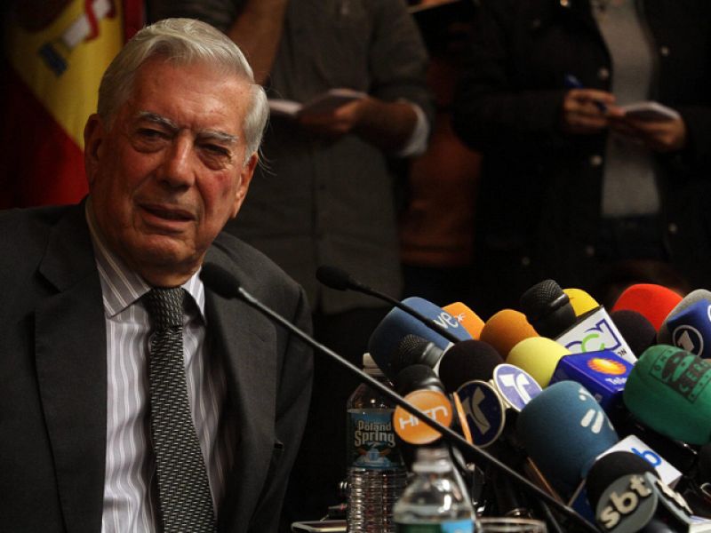 Vargas Llosa: "El Nobel no cambiará mi escritura y seguiré trabajando hasta el último día de mi vida"